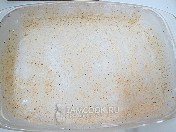 Форму смазать маслом и посыпать сухарями