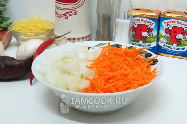 Измельчить лук и морковь