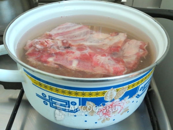 Положить косточки в кастрюлю с водой