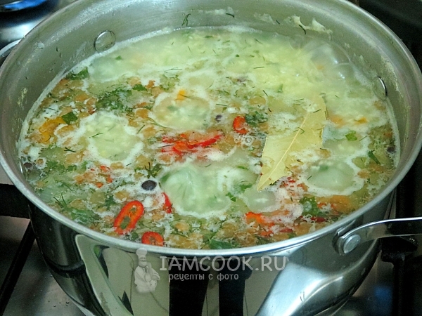 Добавить лавровый лист и перец