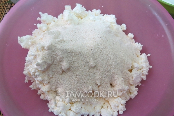 Соединить творог с манкой
