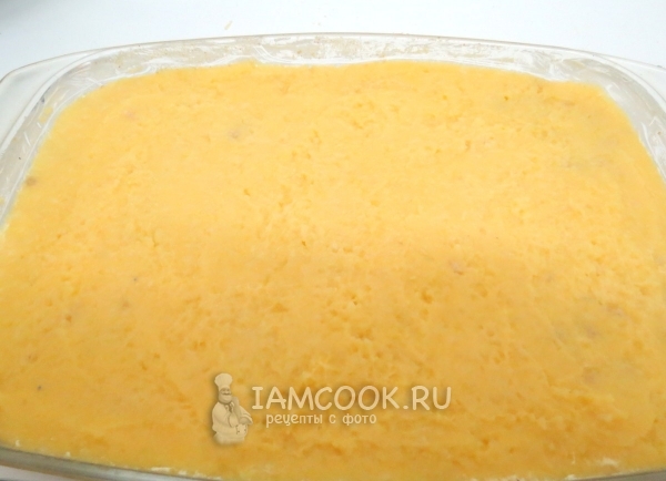 Положить в форму картофель и фарш