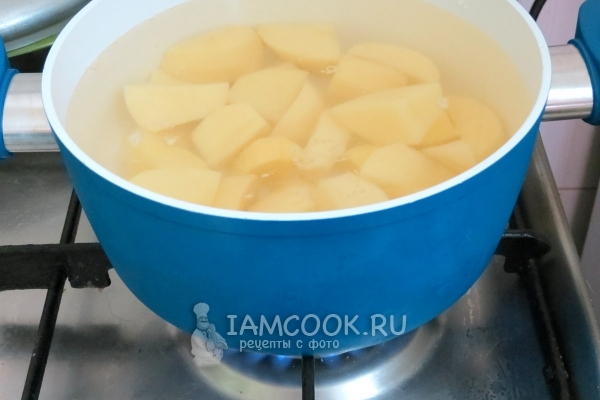 Поставить варить картофель