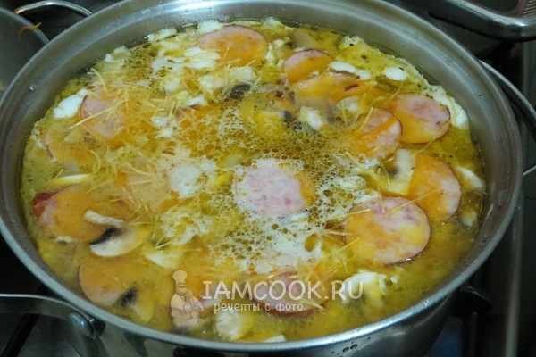 Положить в суп овощи и колбасу