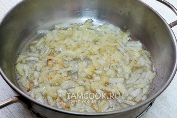 Обжарить лук