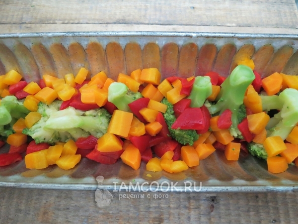 Положить перец и морковь