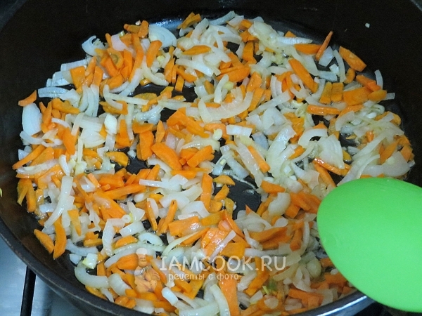 Обжарить лук с морковью