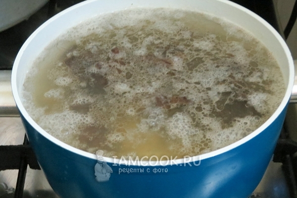 Положить грибы в суп