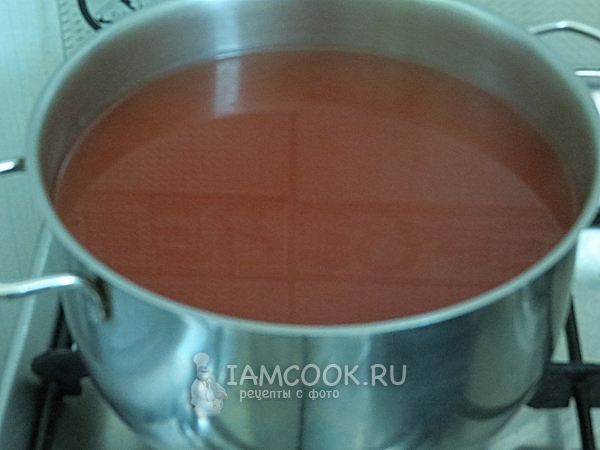 Положить в воду кетчуп, соль и сахар