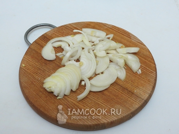 Нарезали репчатый лук