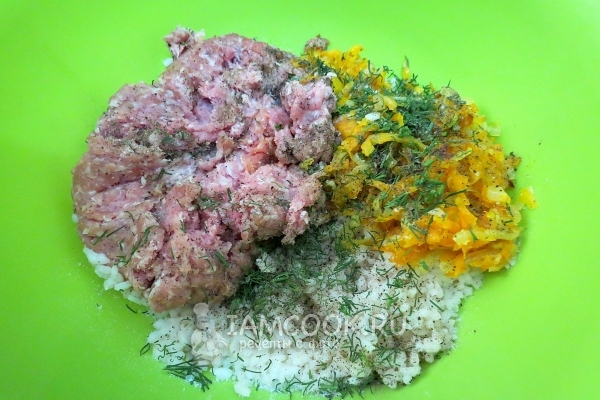 Положить укроп, чеснок, соль и перец