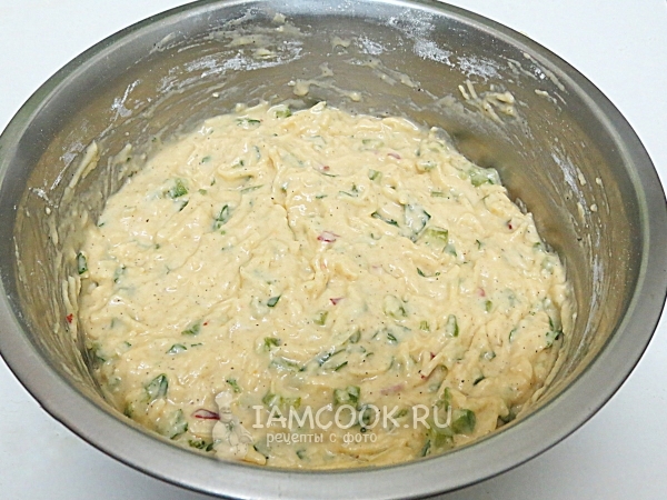 Всыпать муку и размешать тесто