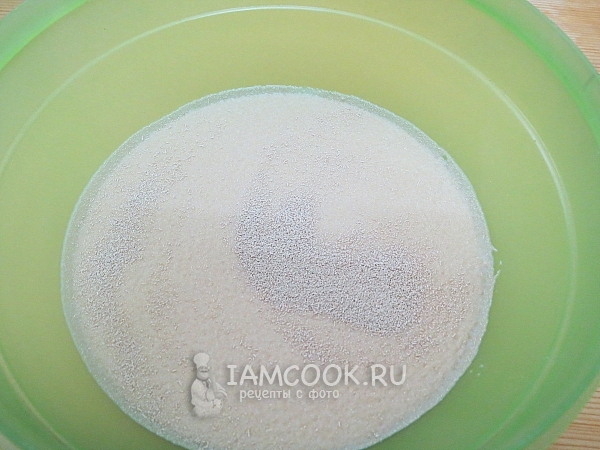 Всыпать дрожжи в молоко