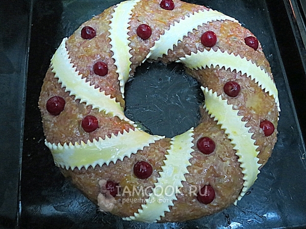 Украсить тестом и ягодами