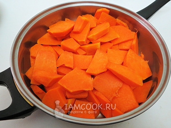 Положить тыкву в сковороду