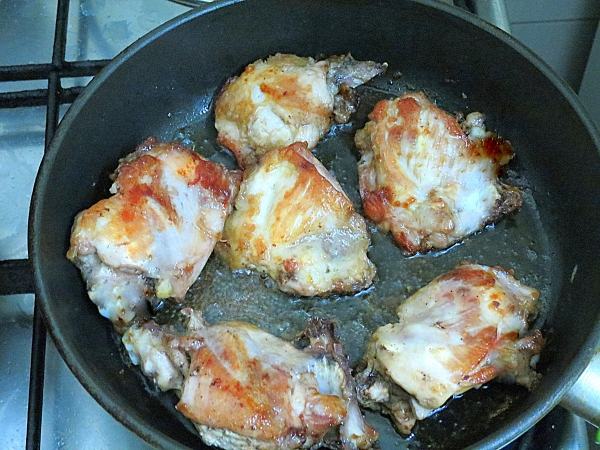 Обжарить куриные бедра
