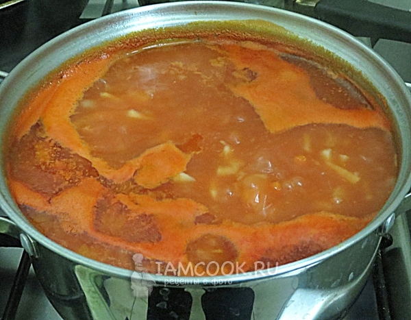 Влить сметану в суп