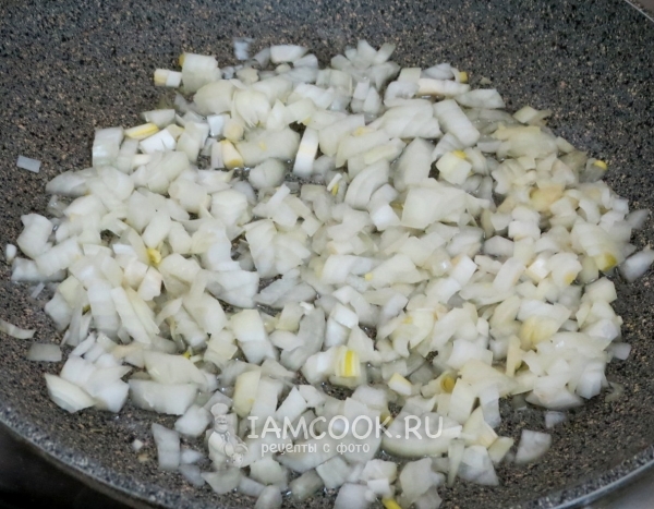 Обжарить лук