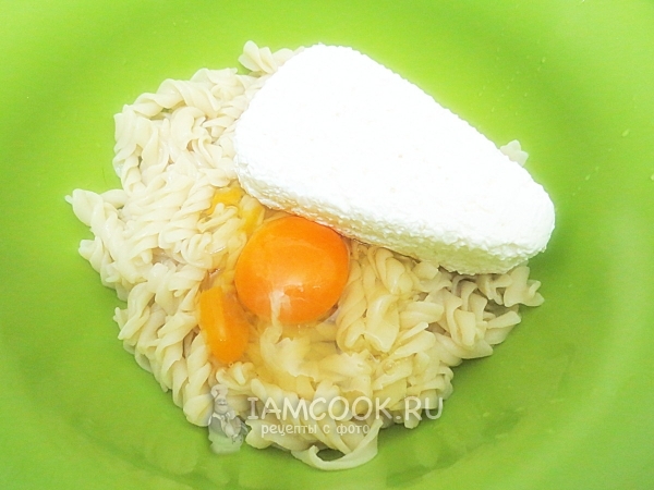 Добавить творог и яйца