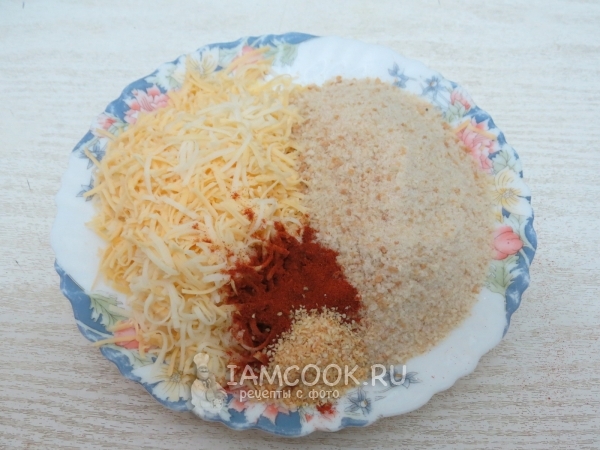 Соединить натертый сыр, паприку, сухари и чеснок