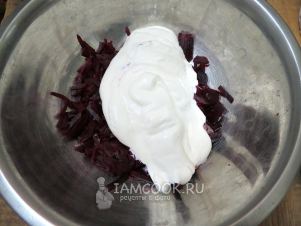 Положить сметану