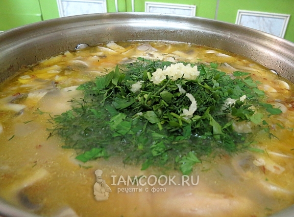 Добавить зелень и чеснок