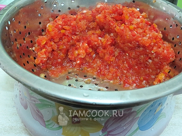 Выложить соус на дуршлаг