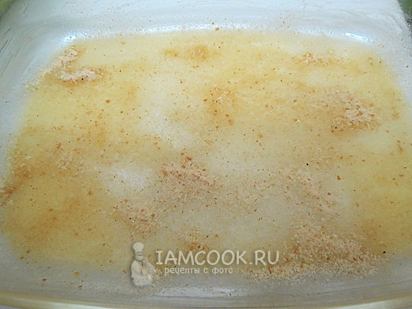 Посыпать форму сухарями