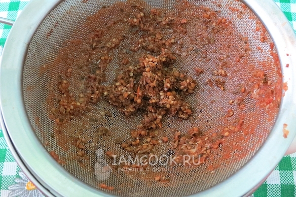 Протереть соус через сито