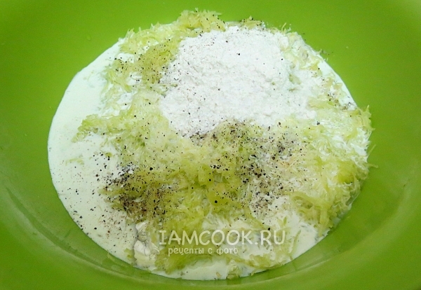 Добавить сливки, соль, перец и муку