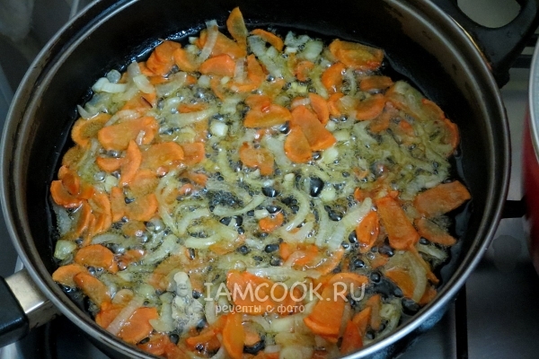 Обжарить лук с морковью