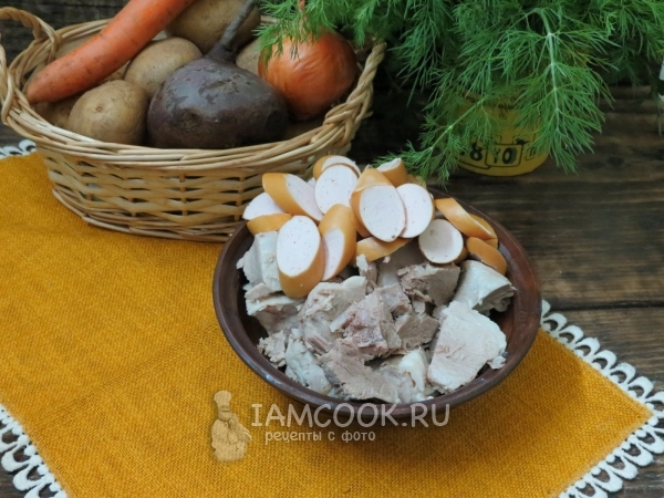 Порезать мясо и сосиски