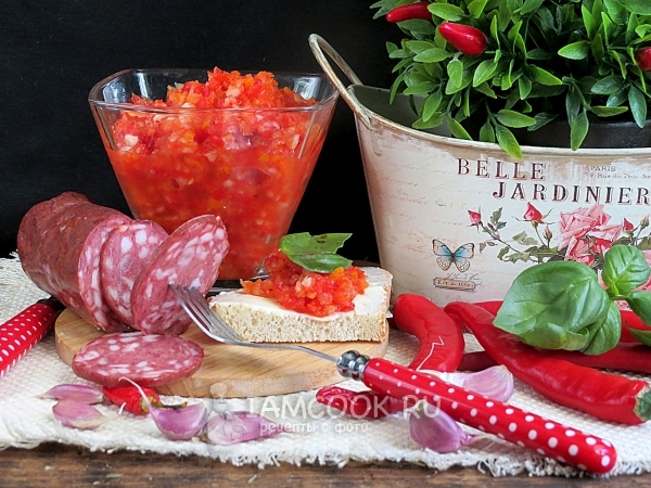 Острая закуска из жгучего и болгарского перцев с чесноком на зиму