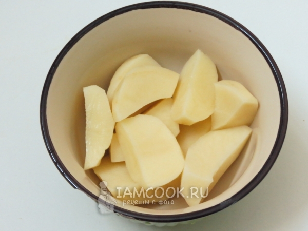 Очищенная и разрезанная картошка