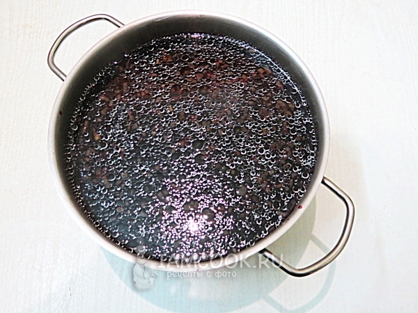 Соединить овощной и грибной бульон с квасом