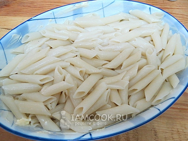 Выложить макароны в форму