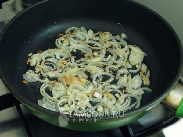 Обжариваем лук