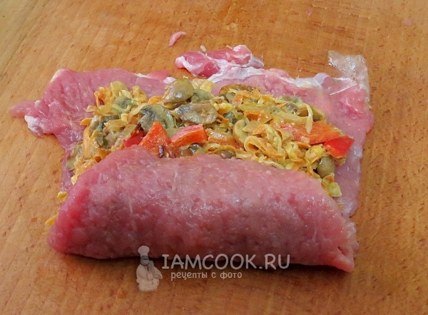 Свернуть мясо в рулетик