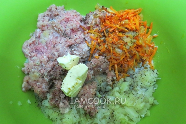 Соединить ингредиенты для фарша