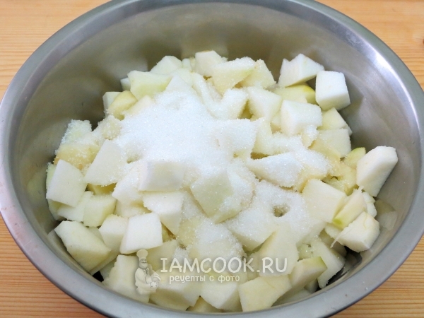 Посыпать яблоки сахаром