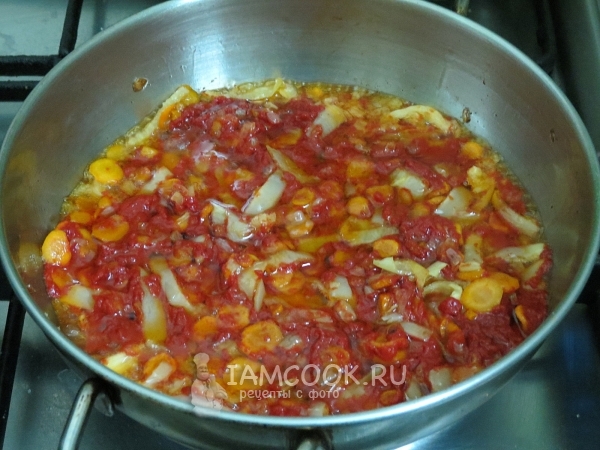 Положить томатную пасту