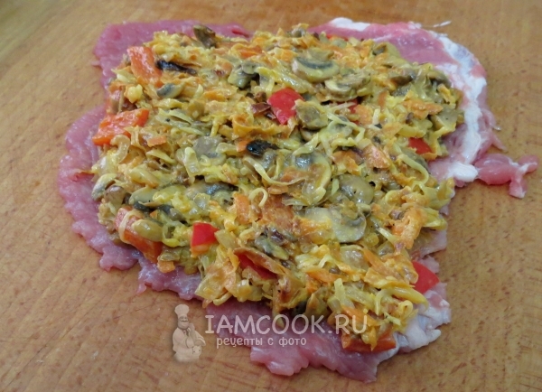 Положить на мясо начинку