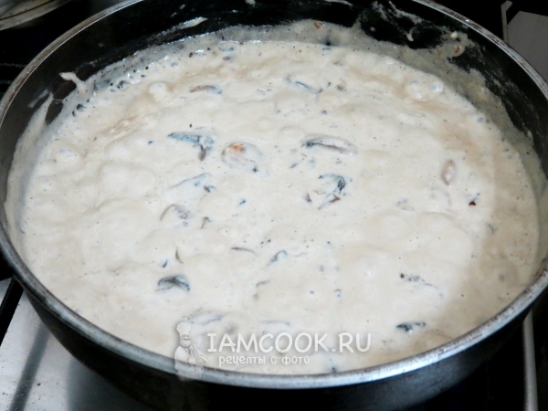 Добавить сметану и муку