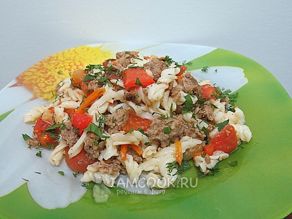 Готовые макароны с фаршем и помидорами