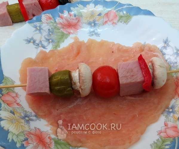 Нанизать на шпажку разные продукты