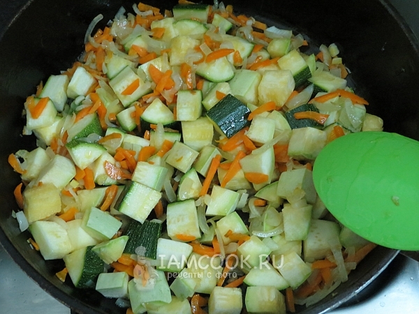 Положить кабачки