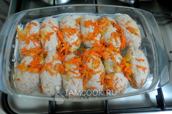 Положить голубцы в форму