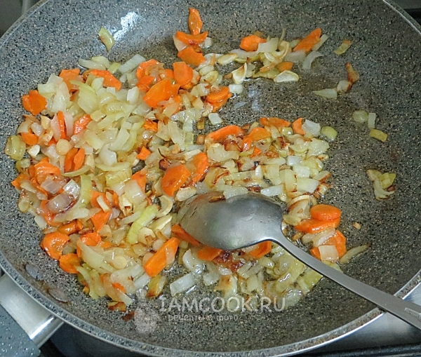 Обжарить лук с морковью