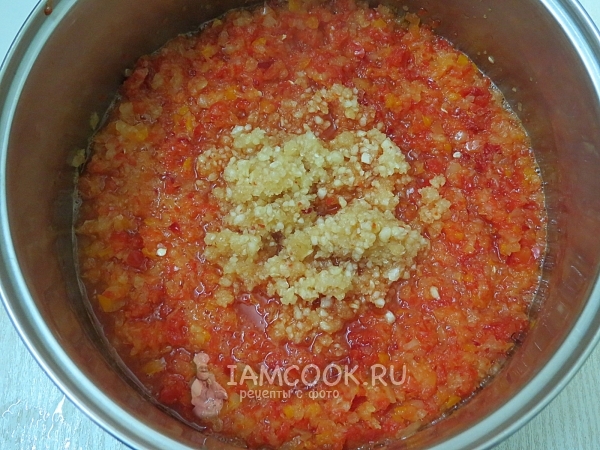 Соединить перец с чесноком