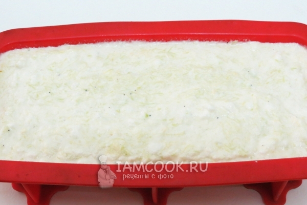 Выложить овощную массу в форму